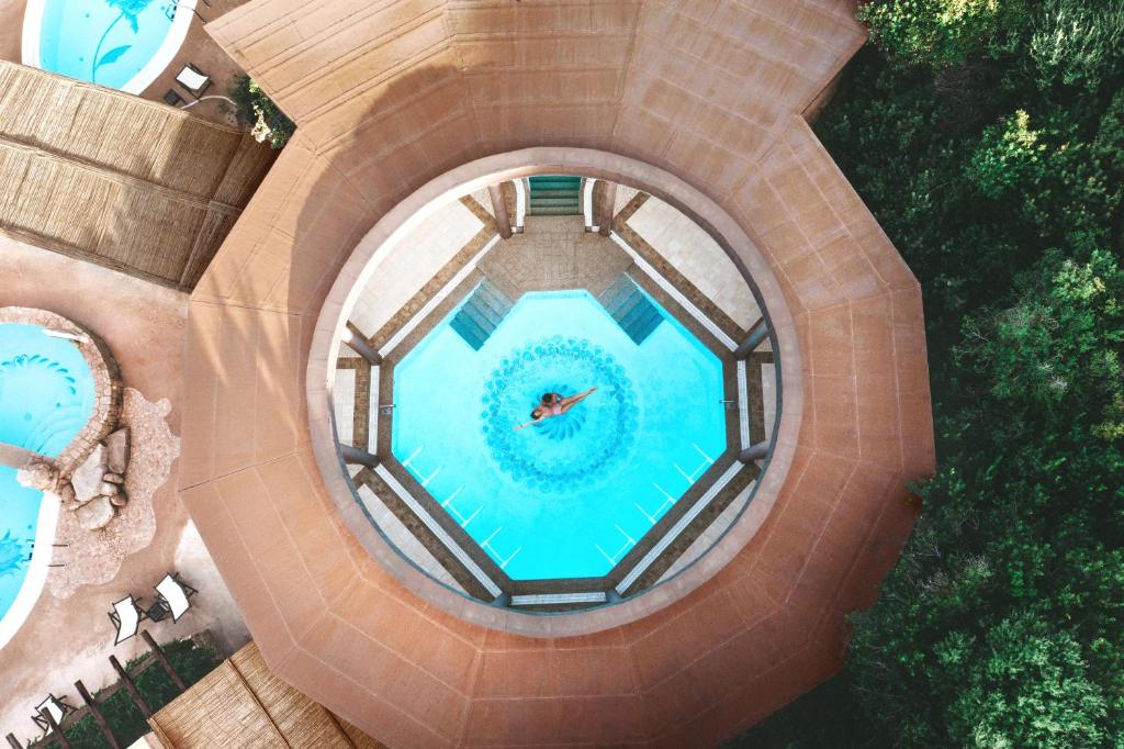 Bazén v ubytování Hotel Marinedda Thalasso & Spa nebo v jeho okolí