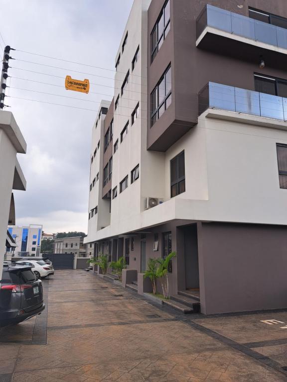 um parque de estacionamento em frente a um edifício em MercuryIcon luxury Homes em Abuja