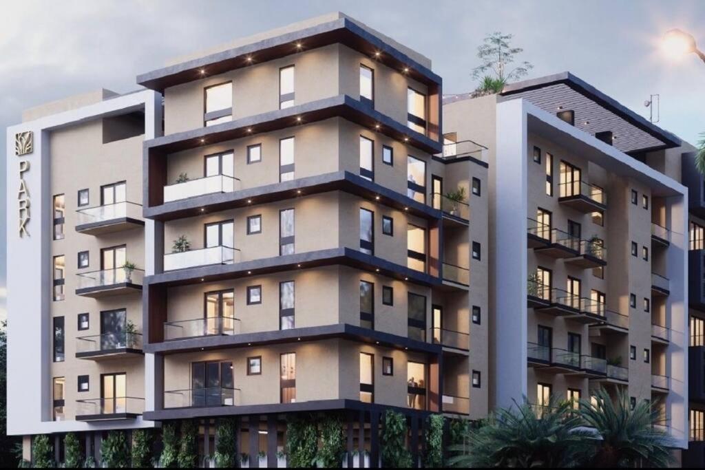 un rendimiento arquitectónico de un edificio en Luxury Cantonments Suite en Accra