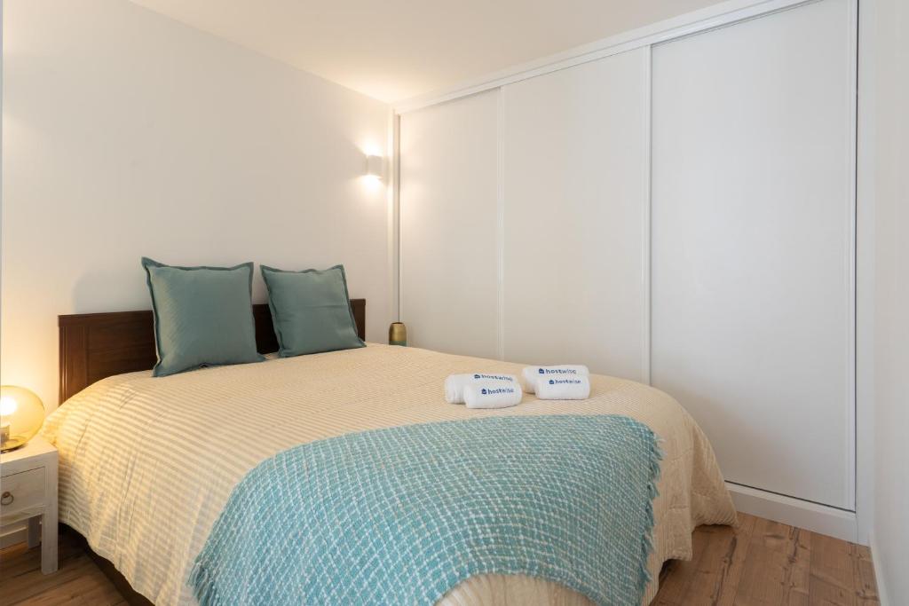 Un dormitorio con una cama con dos toallas encima. en Host Wise - Charming Welcoming Flat - Centrally Located, en Oporto