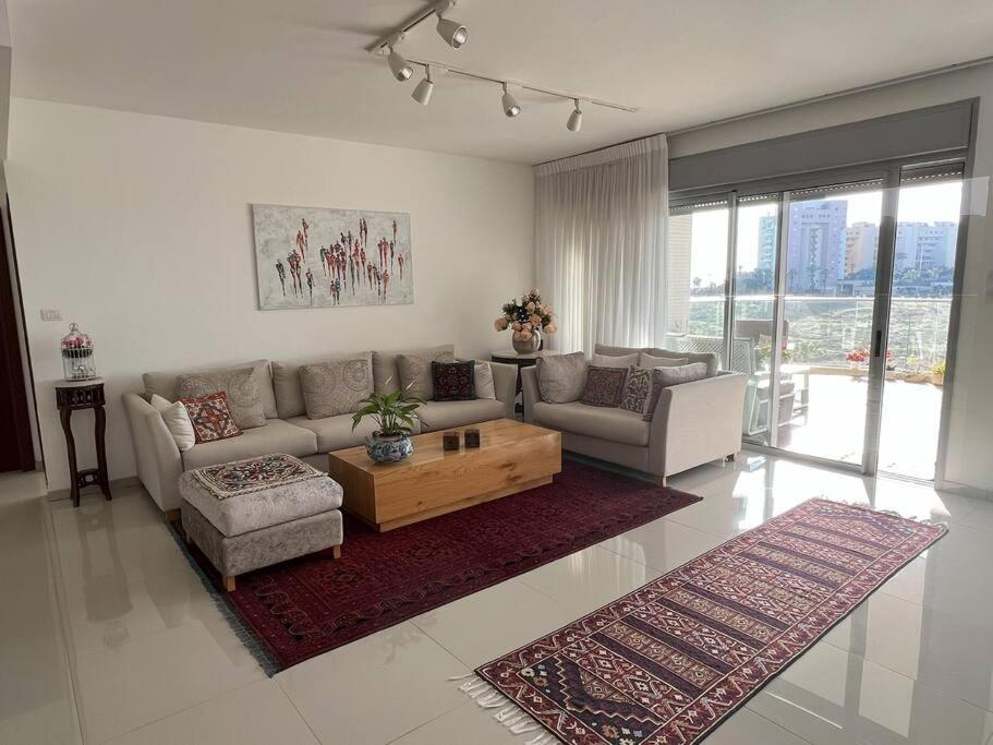 - un salon avec un canapé et une table basse dans l'établissement Luxury sea view apartment, à Tel Aviv