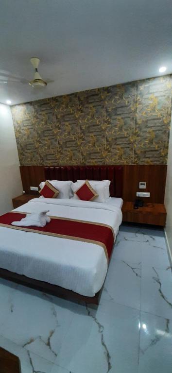 ein Schlafzimmer mit einem großen Bett in einem Zimmer in der Unterkunft Hotel Paramveer in Muzaffarpur
