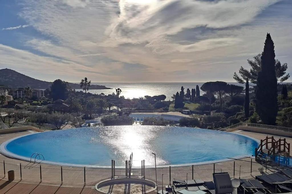 une grande piscine avec vue sur l'océan dans l'établissement Village Cap Esterel, P2 face golf et mer, à Agay