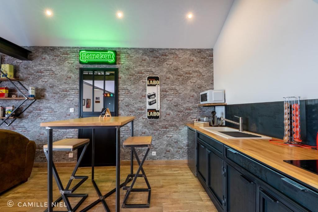 Kuchyň nebo kuchyňský kout v ubytování Le garage de Sophie