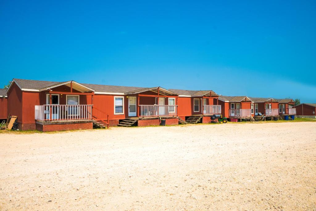 Une rangée de maisons sur la plage dans l'établissement Grand Eagle Ford Lodge & RV Park, à Nixon