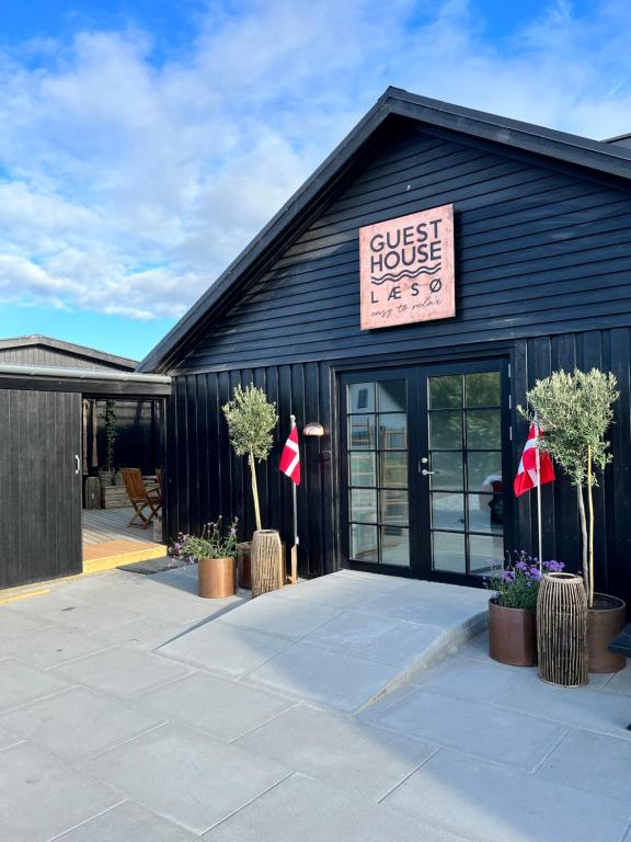 uma casa de hóspedes com uma placa na frente em GuestHouse Læsø em Vesterø Havn