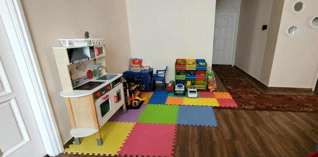 pokój z kuchnią i pokojem zabaw w obiekcie Megyeház Apartman w mieście Makó