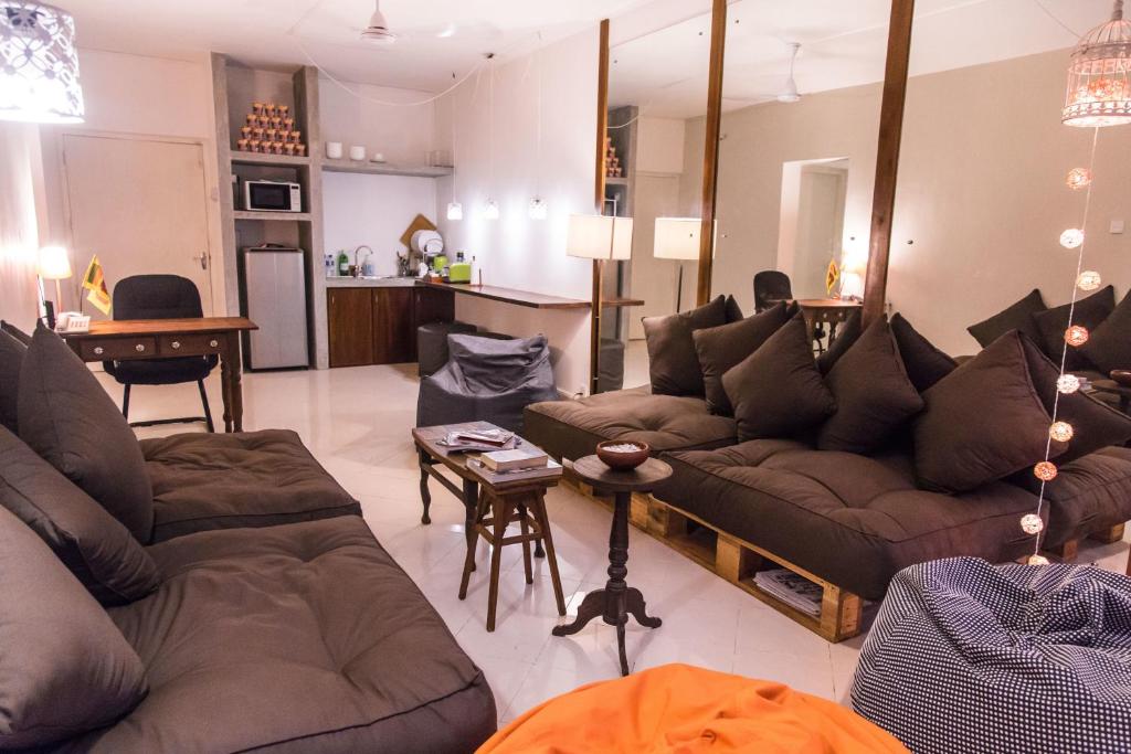 Sala de estar con 2 sofás y mesa en Hostel Republic at Galle Face, en Colombo