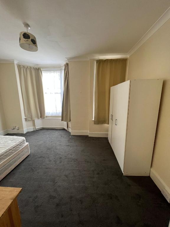 Postel nebo postele na pokoji v ubytování East london 2 bedroom apartment