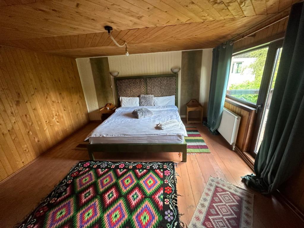 1 dormitorio con cama y ventana grande en Inspire Villa - Chalet, en Predeluţ