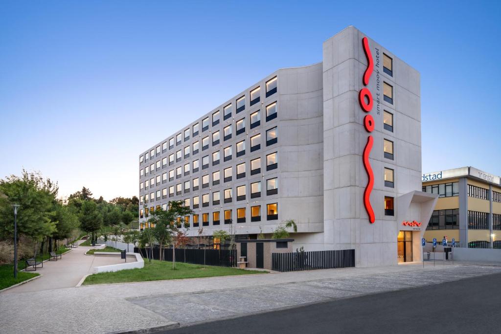 un bâtiment avec un cerf-volant sur son côté dans l'établissement Moov Hotel Lisboa Oriente, à Lisbonne