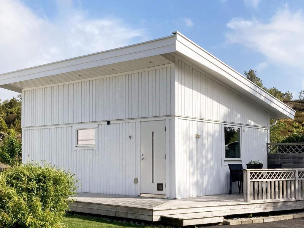 un edificio blanco con porche en Holiday home RÖNNÄNG VI, en Rönnäng