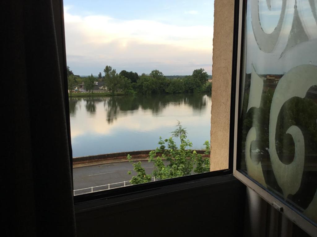 Výhled na řeku, která protéká v blízkosti hotelu