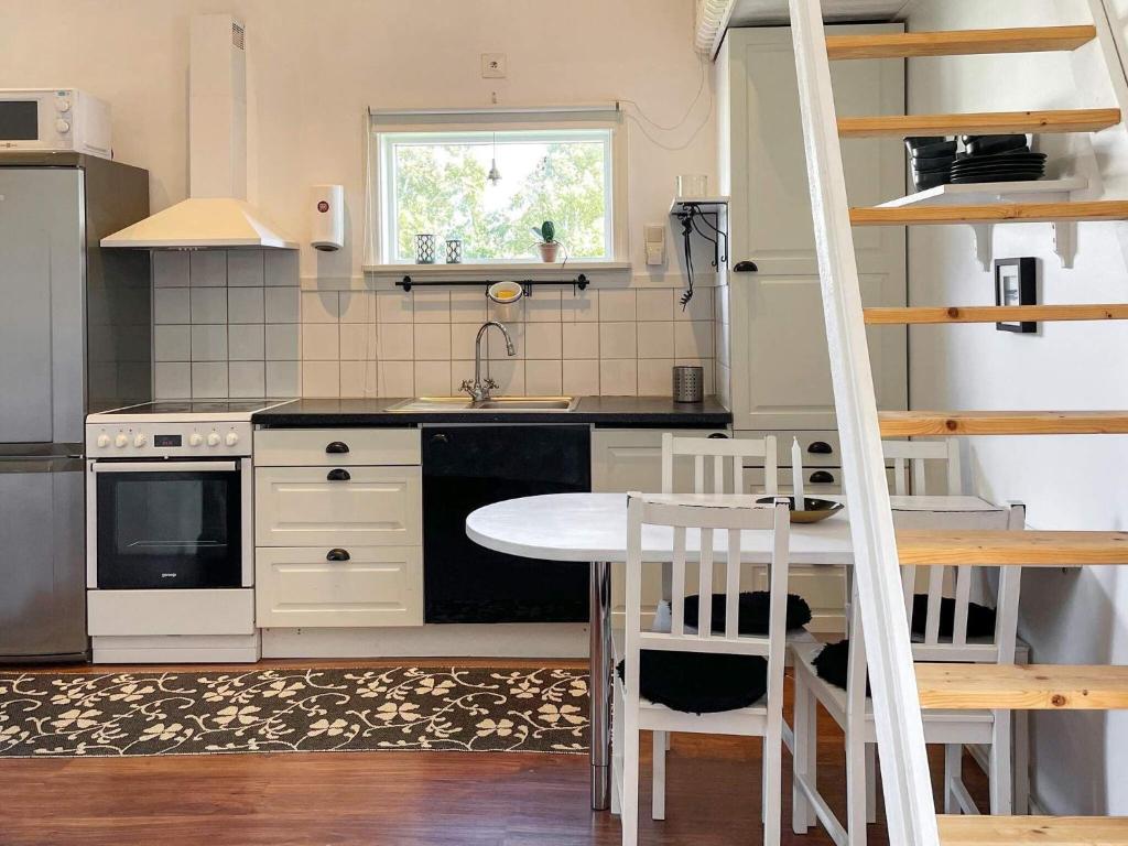 Kuchyň nebo kuchyňský kout v ubytování Holiday home RÖNNÄNG VI