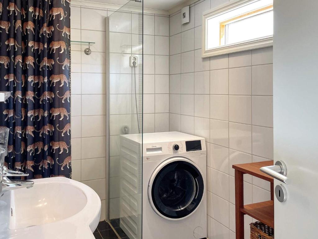 Koupelna v ubytování Holiday home RÖNNÄNG VI
