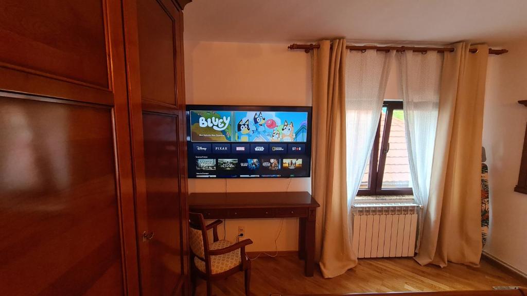 TV a/nebo společenská místnost v ubytování Ole Apartment - Get your energy for free! Coffee and tea on the house
