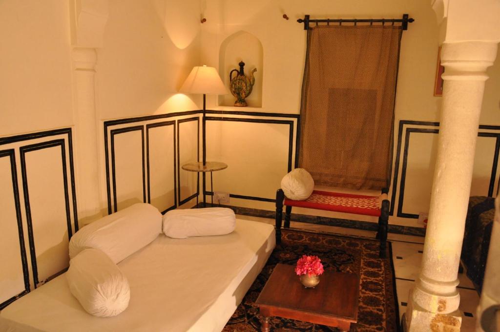 Postel nebo postele na pokoji v ubytování Hotel Chobdar Haveli