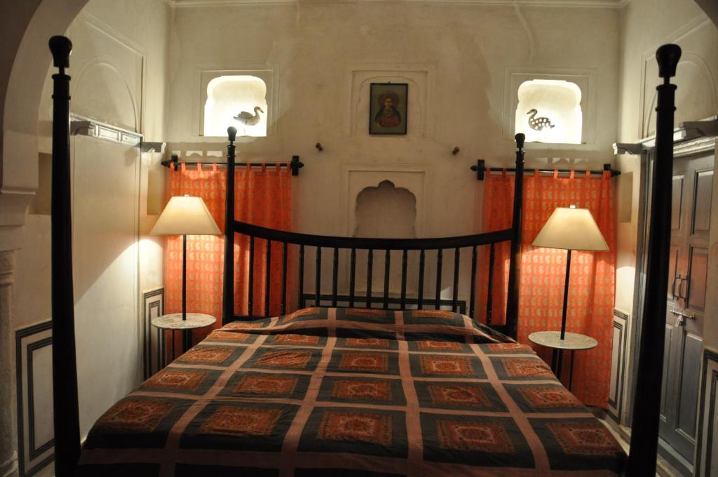 Postel nebo postele na pokoji v ubytování Hotel Chobdar Haveli