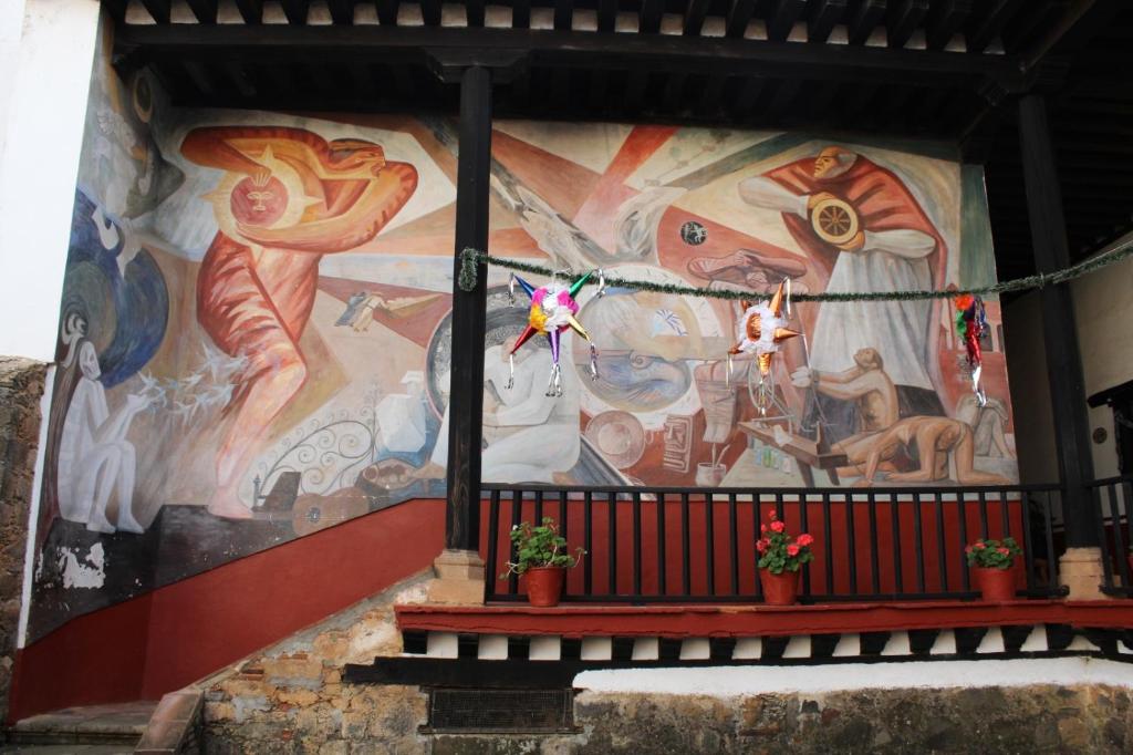 帕茨誇羅的住宿－Casa Nantly Patzcuaro，花卉建筑的一面壁画