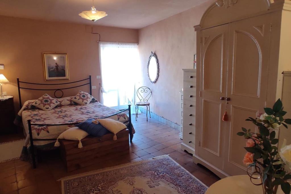 Un pat sau paturi într-o cameră la Casetta de' Calanchi - Scorcio su Civita