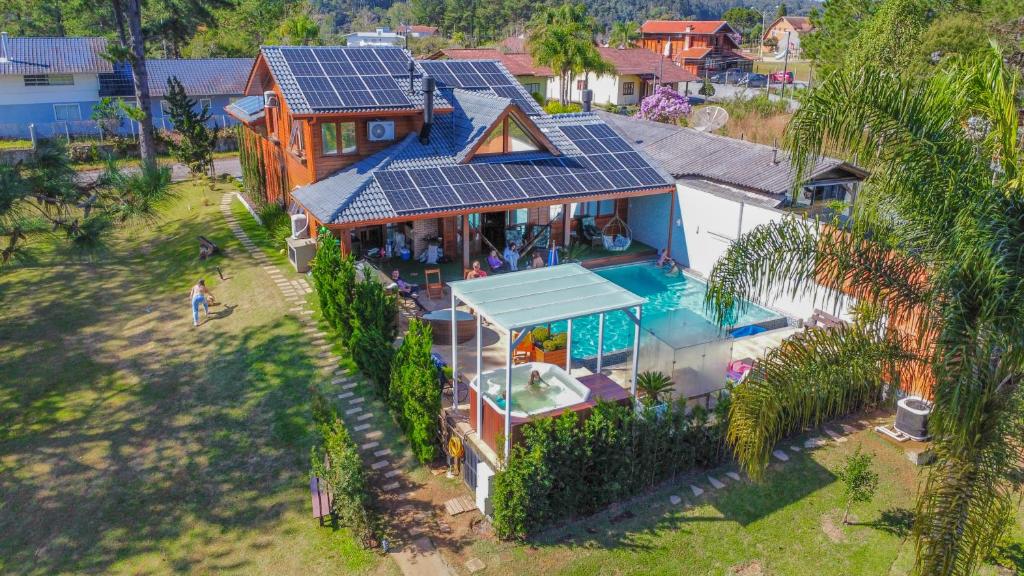 una vista aerea di una casa con pannelli solari sul tetto di Casa do Lago Pinhal a Rio dos Cedros