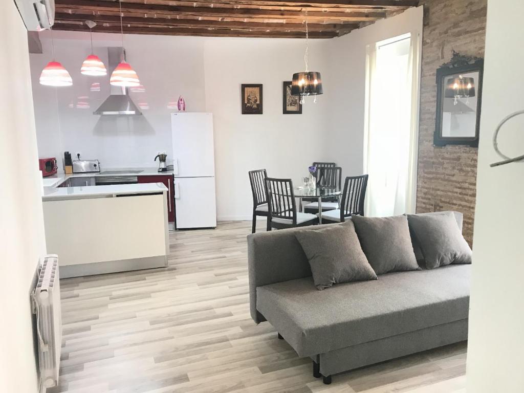 ein Wohnzimmer mit einem Sofa und einer Küche in der Unterkunft BorrullApart in Valencia