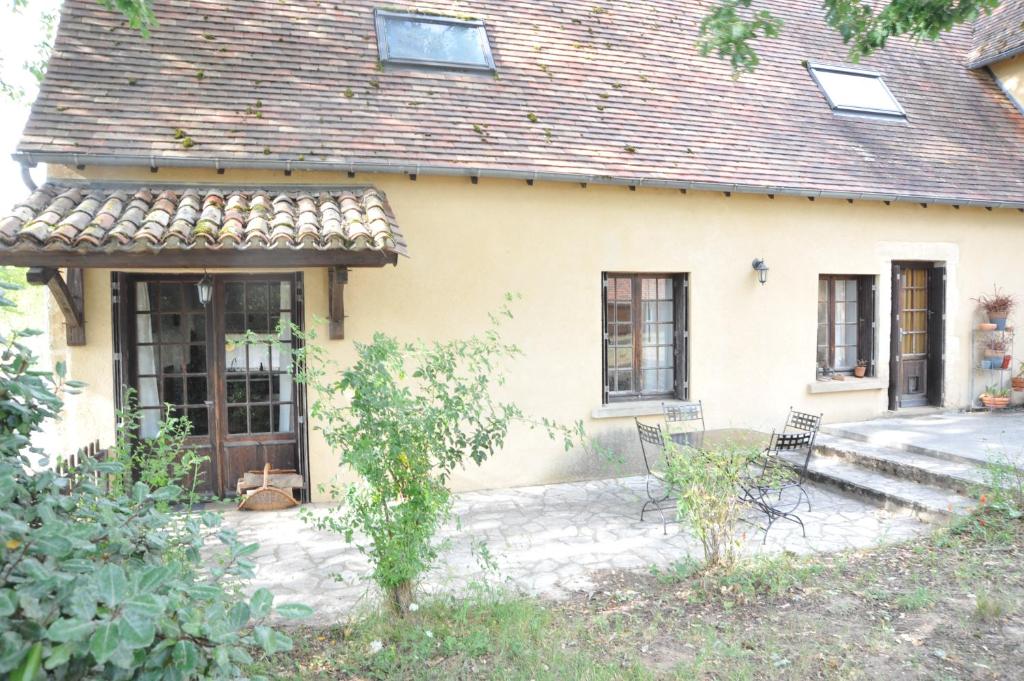 a house with two chairs and a patio at Marilune in Coux-et-Bigaroque