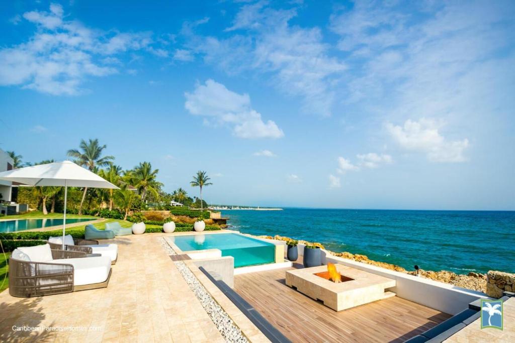 uma piscina com vista para o oceano em Sunny Vacation Villa No 33 em Bonao