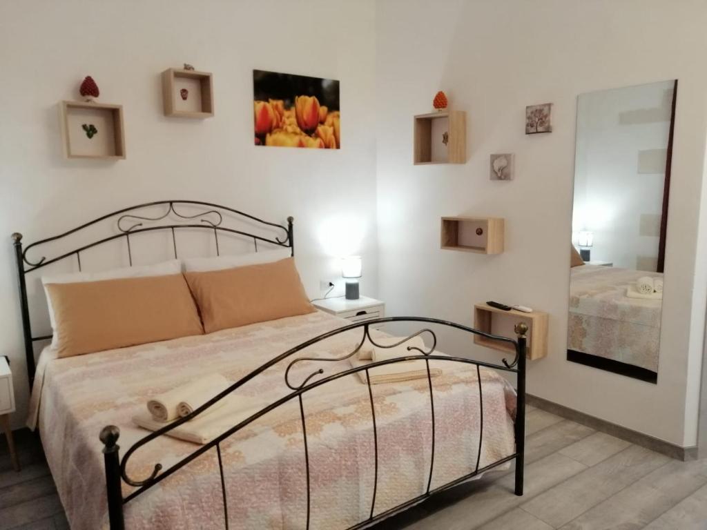 a bedroom with a bed and a mirror at Rosso Moro in Ragusa