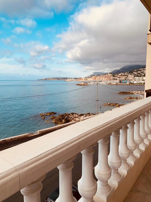 un balcon avec vue sur l'océan dans l'établissement Dolce Vita à la Française, à Menton