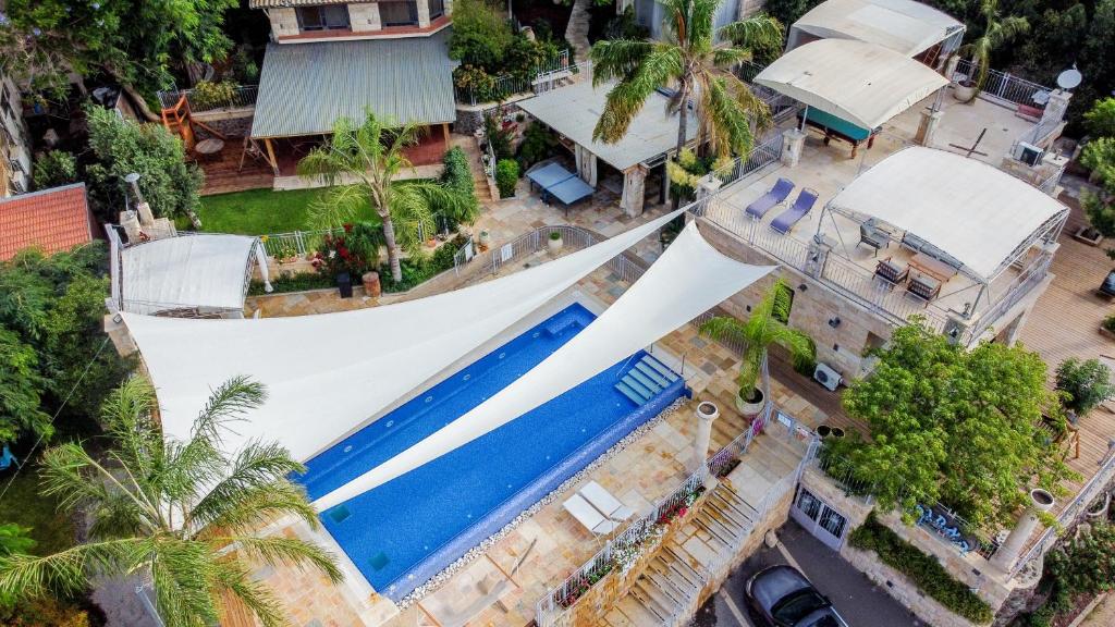 an overhead view of a swimming pool in front of a house at The Mansion In Had Ness in Had Nes