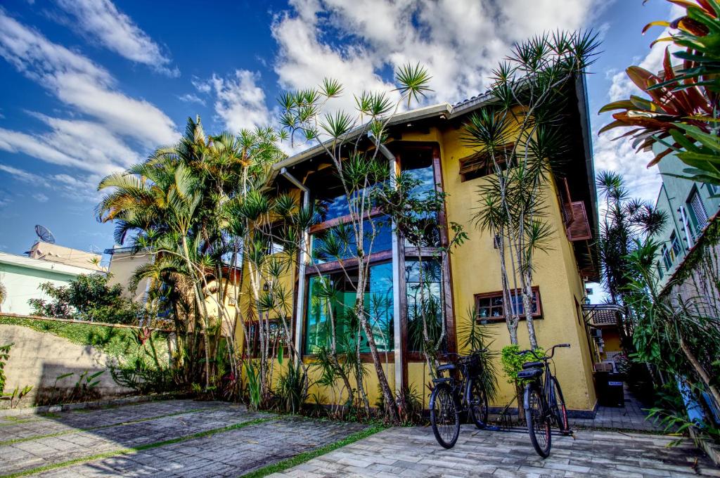 ein Haus mit zwei Fahrrädern, die draußen geparkt sind in der Unterkunft Pousada Jardon Ubatuba in Ubatuba