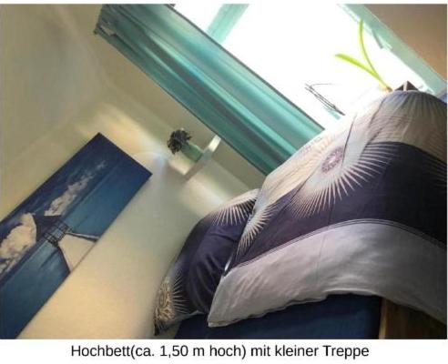 um quarto com uma almofada e uma janela em Wohnung Stadtnah em Braunschweig