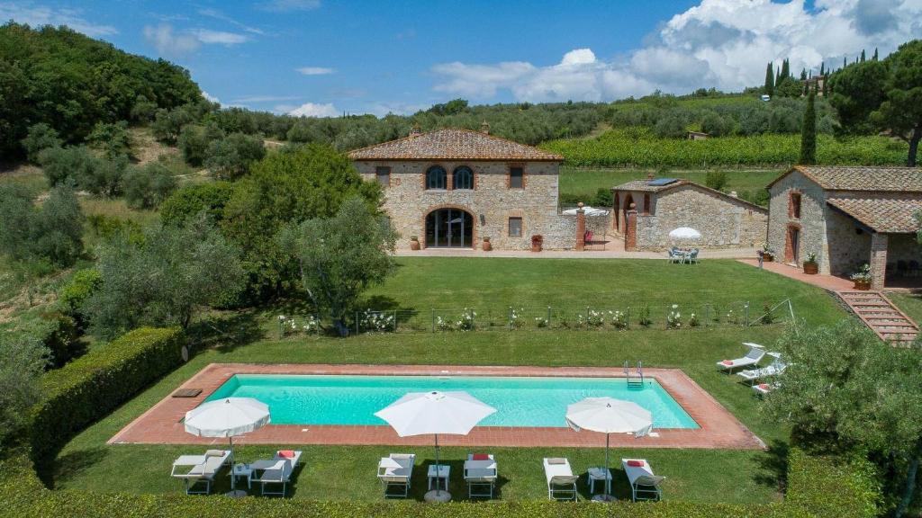 an aerial view of a villa with a swimming pool at San Demetrio in Castelnuovo Berardenga