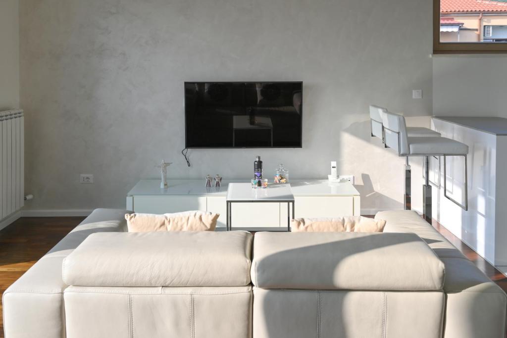 Televízia a/alebo spoločenská miestnosť v ubytovaní Apartman TRSAT