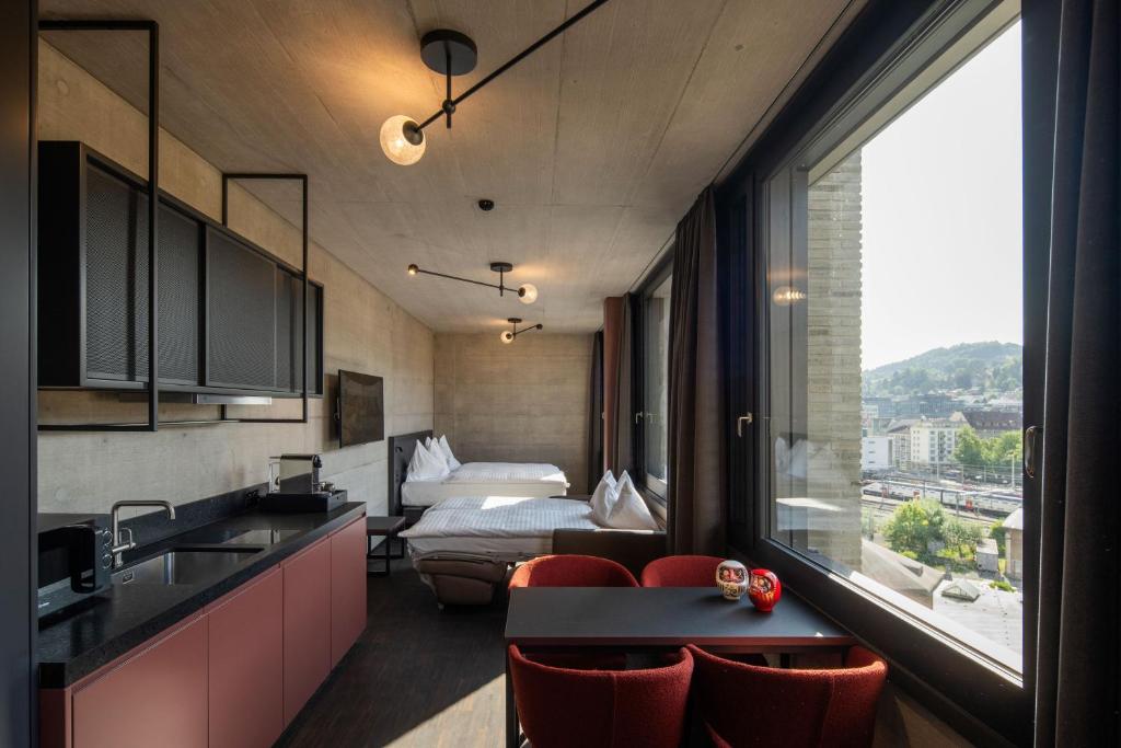 Postel nebo postele na pokoji v ubytování Tailormade Hotel LEO St Gallen