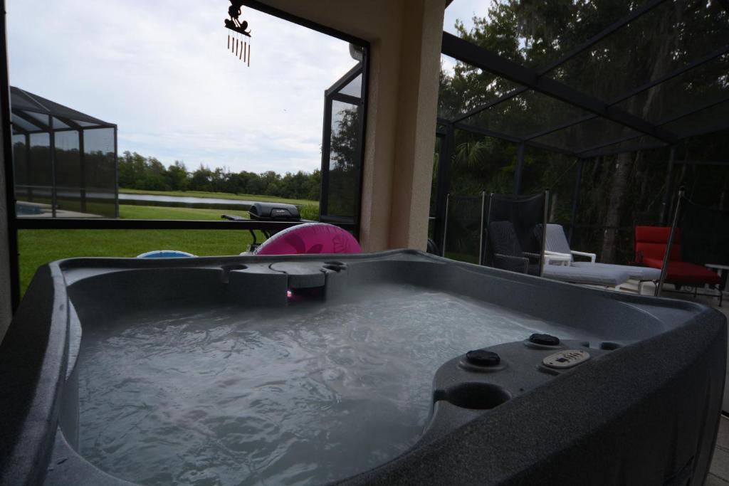 基西米的住宿－艾利特公寓酒店- 坎伯蘭湖區，享有庭院景色的按摩浴缸