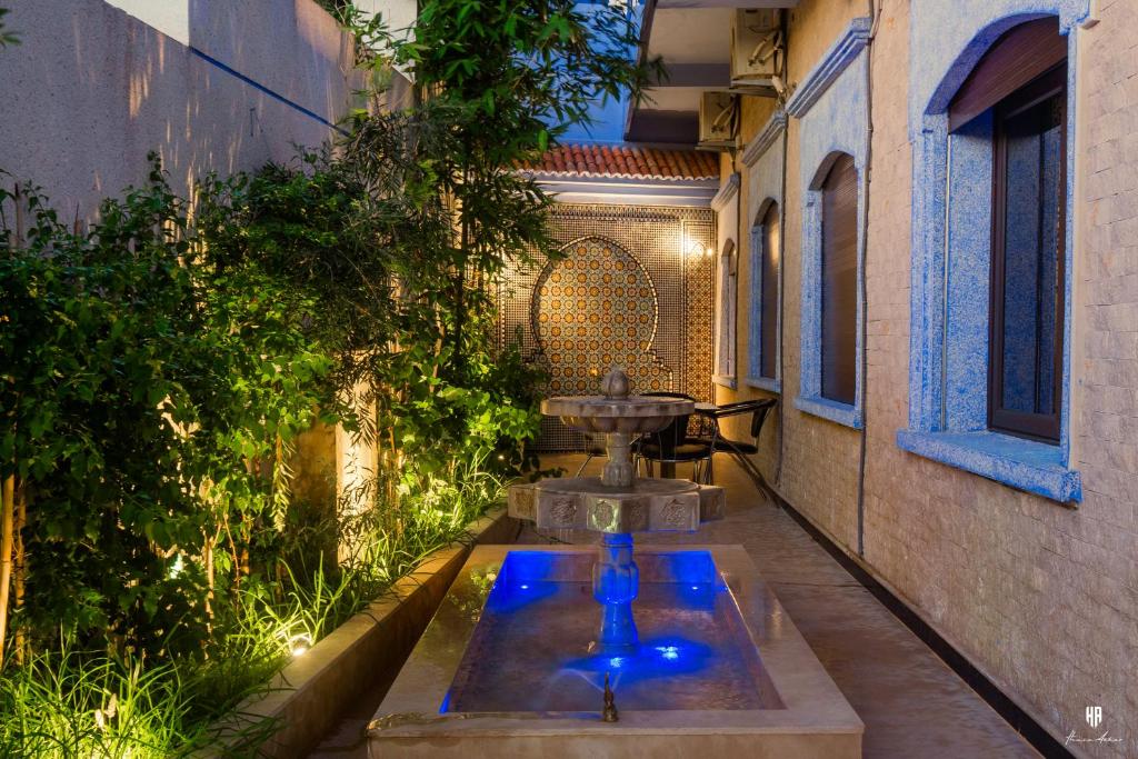 a water fountain in the middle of a courtyard at Hotel Jibal Chaouen in Chefchaouene