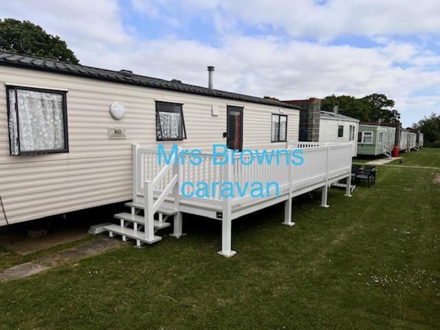 a row of mobile homes parked in a yard at 6 Berth, pet friendly caravan with decking in Little Clacton