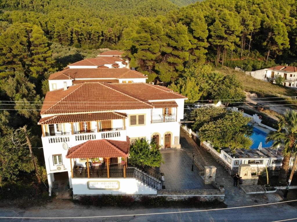 EliosにあるZaneta Hotel & Apartmentsのプール付きの家屋の空中ビュー