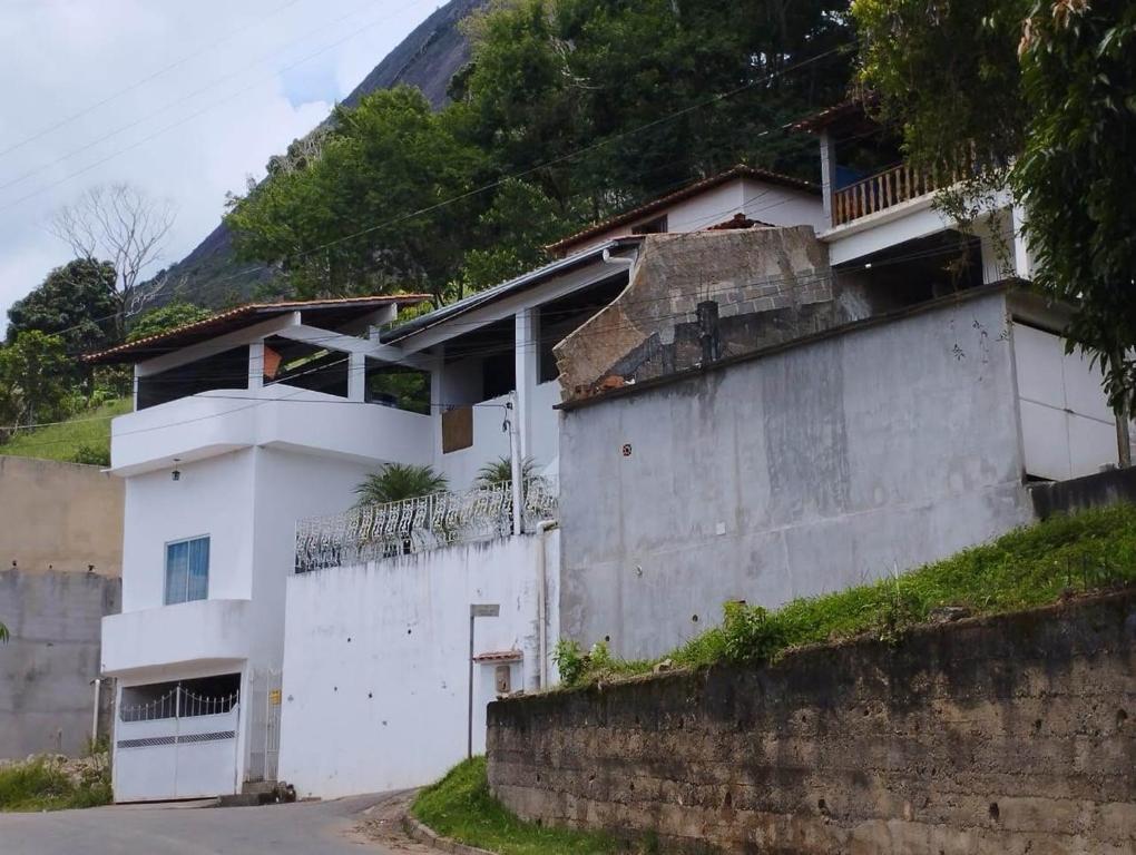 een wit huis op een heuvel bij Suíte itaporanga in Santa Maria Madalena