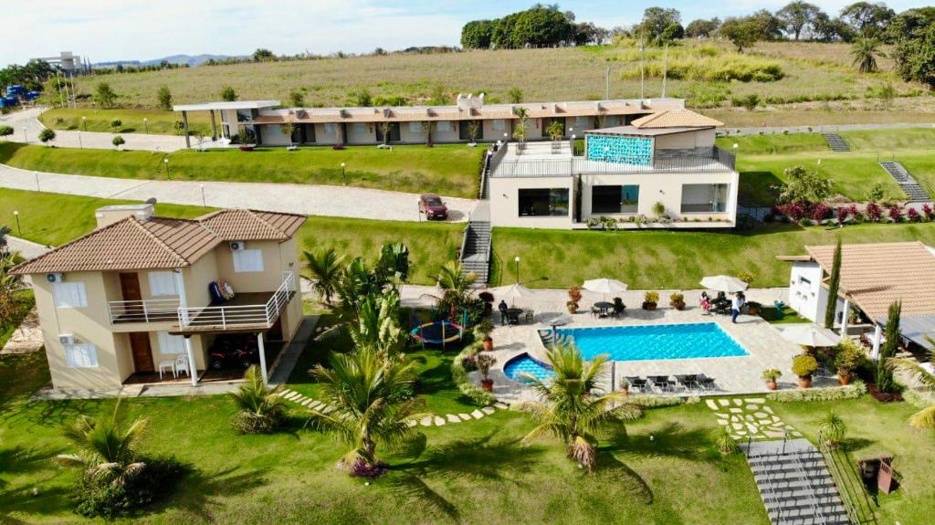 uma vista aérea de uma casa com piscina em Pousada Dona Tereza em Guapé