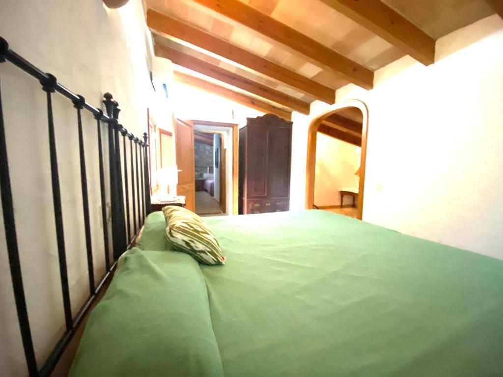 A bed or beds in a room at Rural Charm villa and Outdoor Adventure Agritourism Apartment with Private Mountain Path approximately 5 minutes walking from the beach Ideal for relaxation