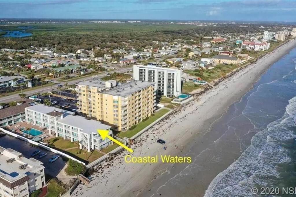 una vista aérea de los apartamentos frente al mar en la playa en Coastal Waters Studio 111 - Pool Side Studio, en New Smyrna Beach