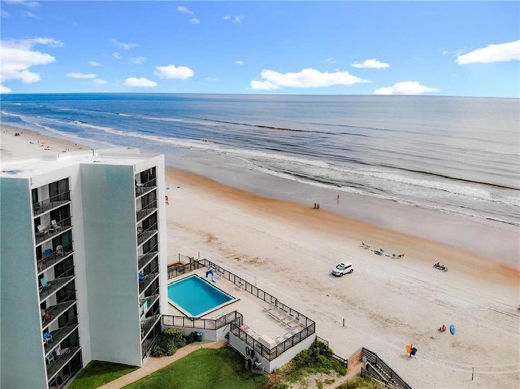 - une vue sur la plage depuis le balcon d'un bâtiment dans l'établissement 1 Bedroom -1 Bath Ocean View Condo At Ocean Trillium 503, à New Smyrna Beach