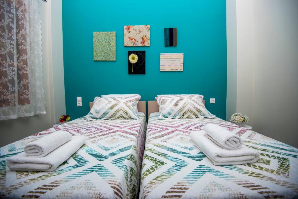 Postel nebo postele na pokoji v ubytování Lithos apartments