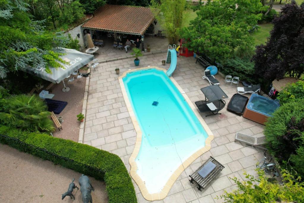 an overhead view of a swimming pool in a backyard at Les Grozilles in Feuillade