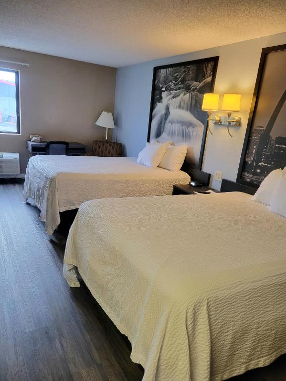 Super 8 by Wyndham Sullivan - Queen Room With Two Queen Beds - Smoking