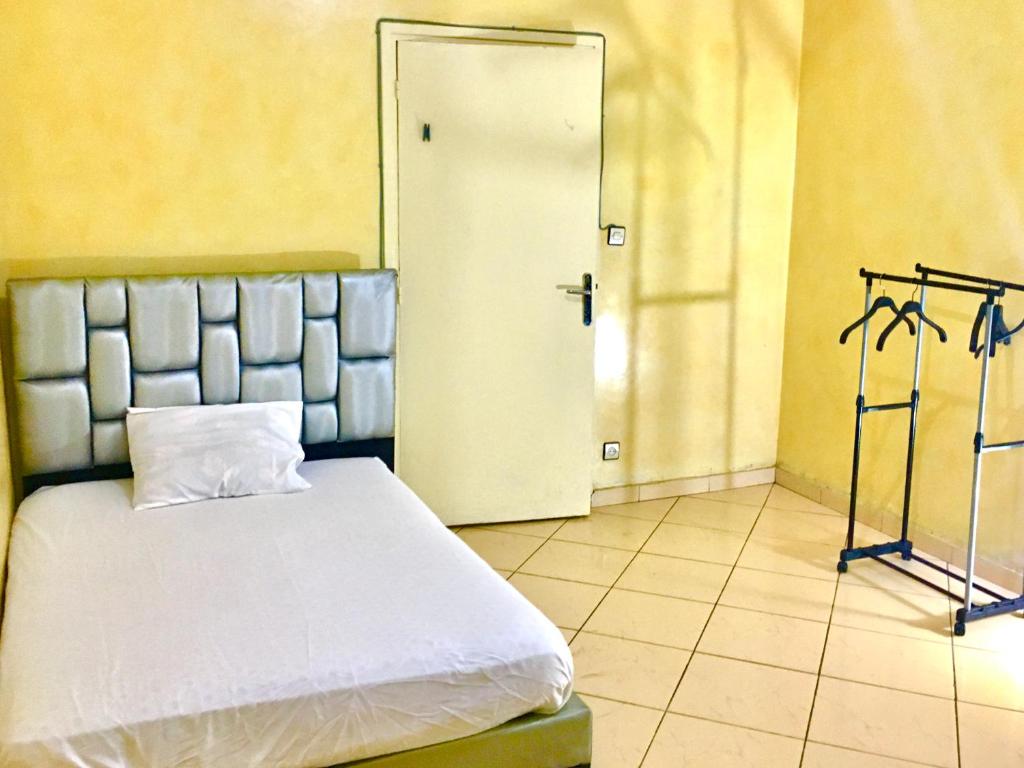 um quarto com uma cama branca e uma porta em BEA & DOZO em Casablanca