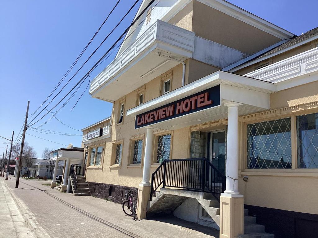 un edificio con un cartel de hotel en Lakeview Hotel, en Wawa